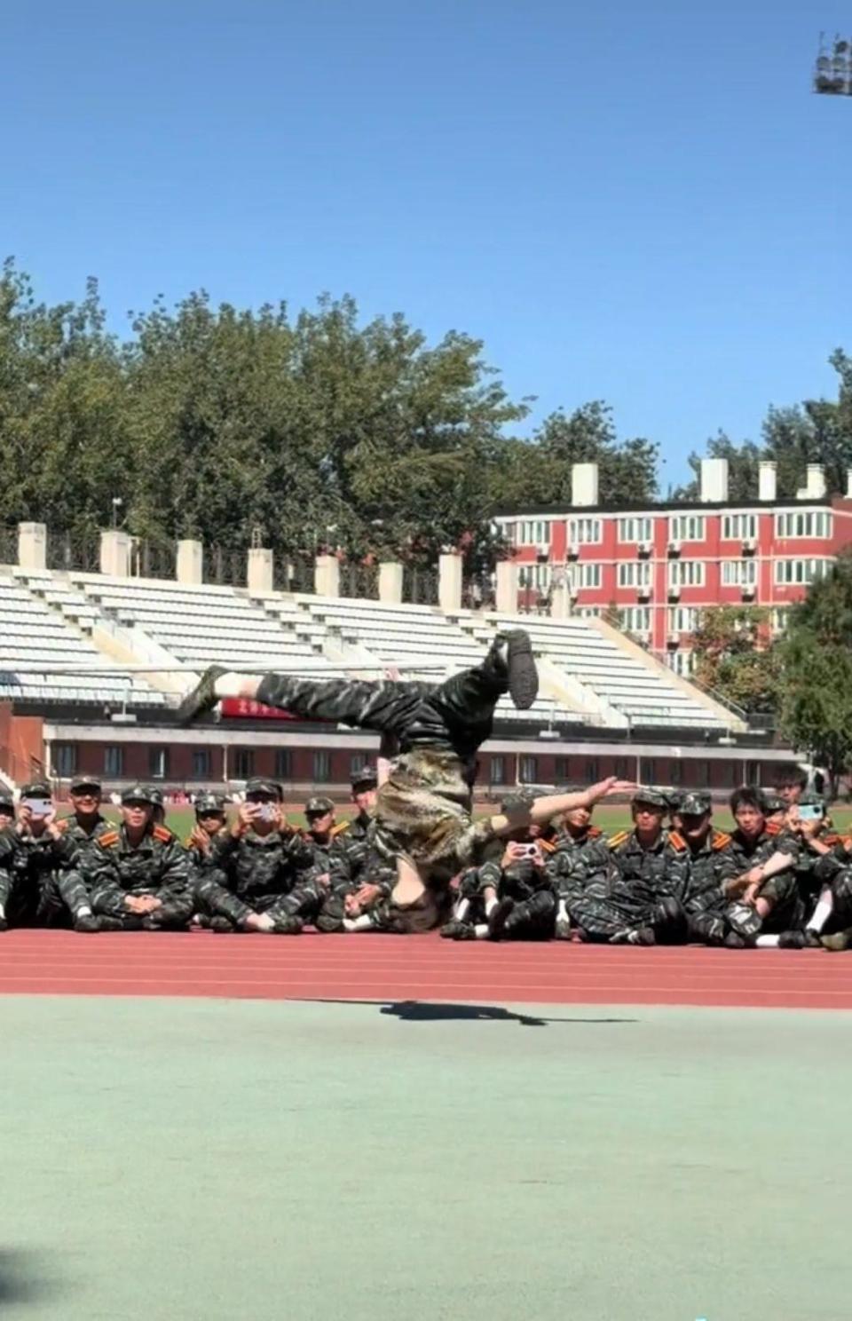 吴艳妮开始, 极目新闻记, om 吴艳妮开始, 极目新闻记, om